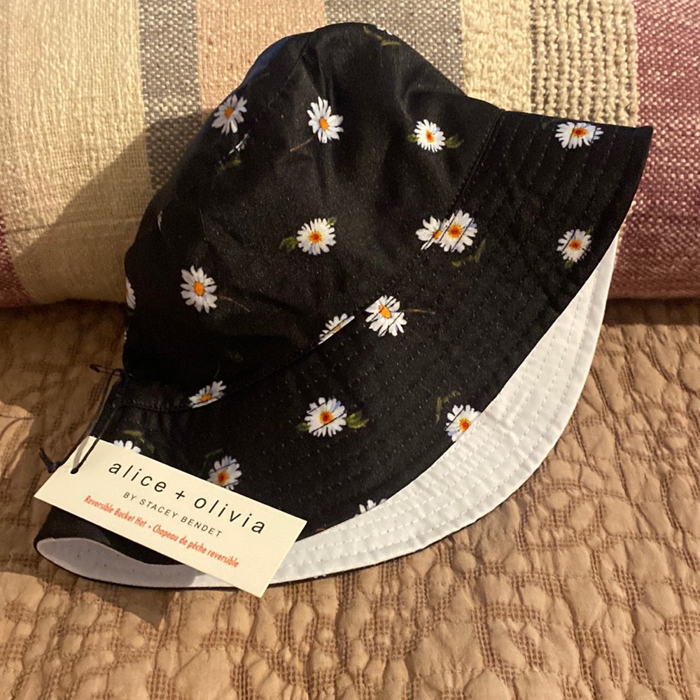 Reversible bucket hat